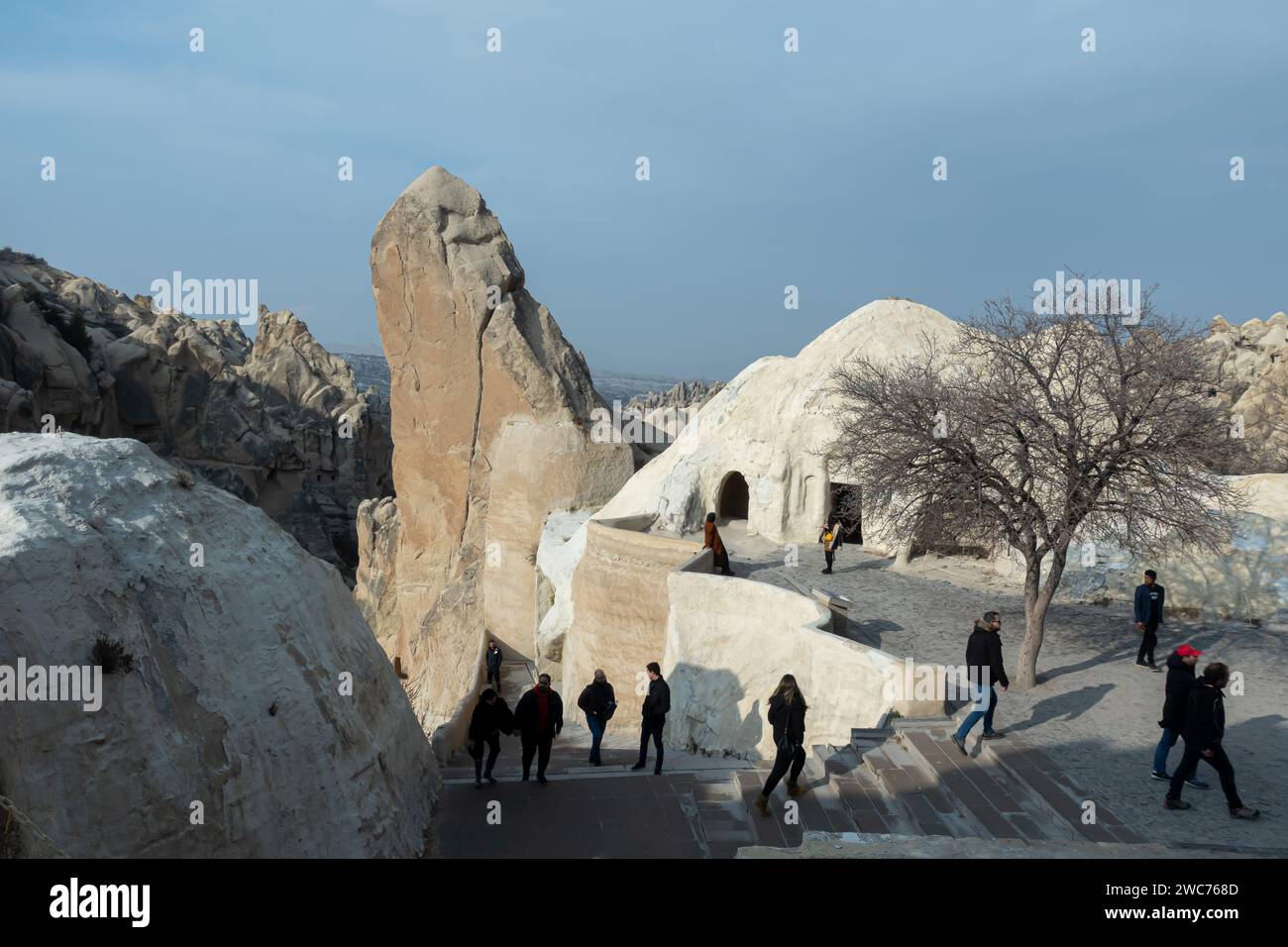 Touristen im Goreme Freilichtmuseum, Kappadokien Tal, Kappadokien Tourismus, Gruppe von Menschen besuchen Goreme Kappadokien Stockfoto