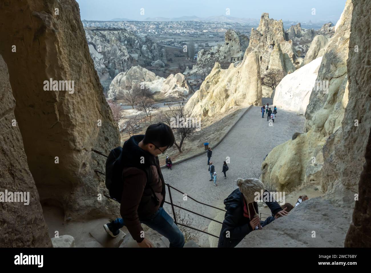 Touristen im Goreme Freilichtmuseum, Kappadokien Tal, Kappadokien Tourismus, Gruppe von Menschen besuchen Goreme Kappadokien Stockfoto