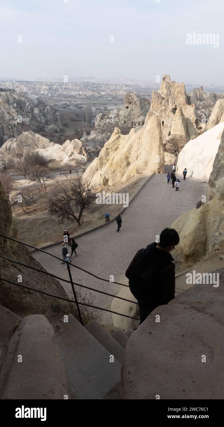 Touristen im Goreme Freilichtmuseum, Kappadokien Tal, Kappadokien Tourismus, Gruppe von Menschen besuchen Goreme Kappadokien Stockfoto