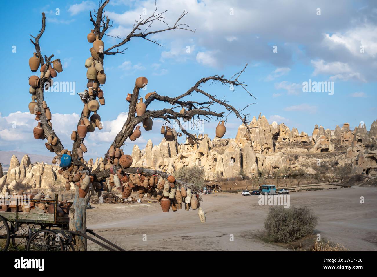 Gläser auf einem Baum ein beliebter Fotoort in Goreme Kappadokien und alter Wagen voller Tontöpfe, Kappadokien in der Türkei. Tontöpfe Baum Stockfoto