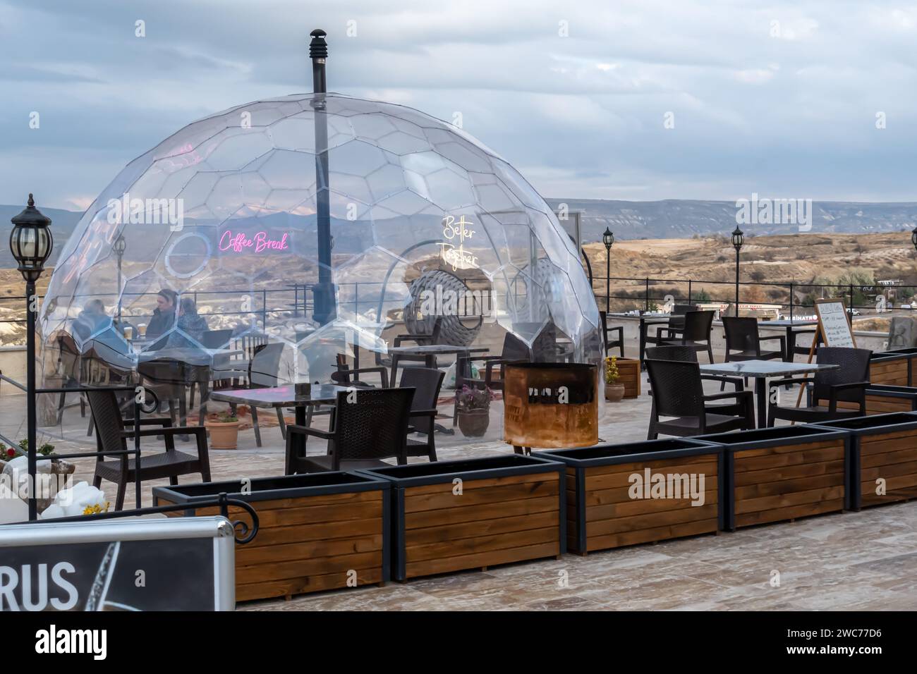 Café für Kaffeepause mit kugelförmigem Dach auf Schloss Ortahisar Kappadokien Türkei Stockfoto