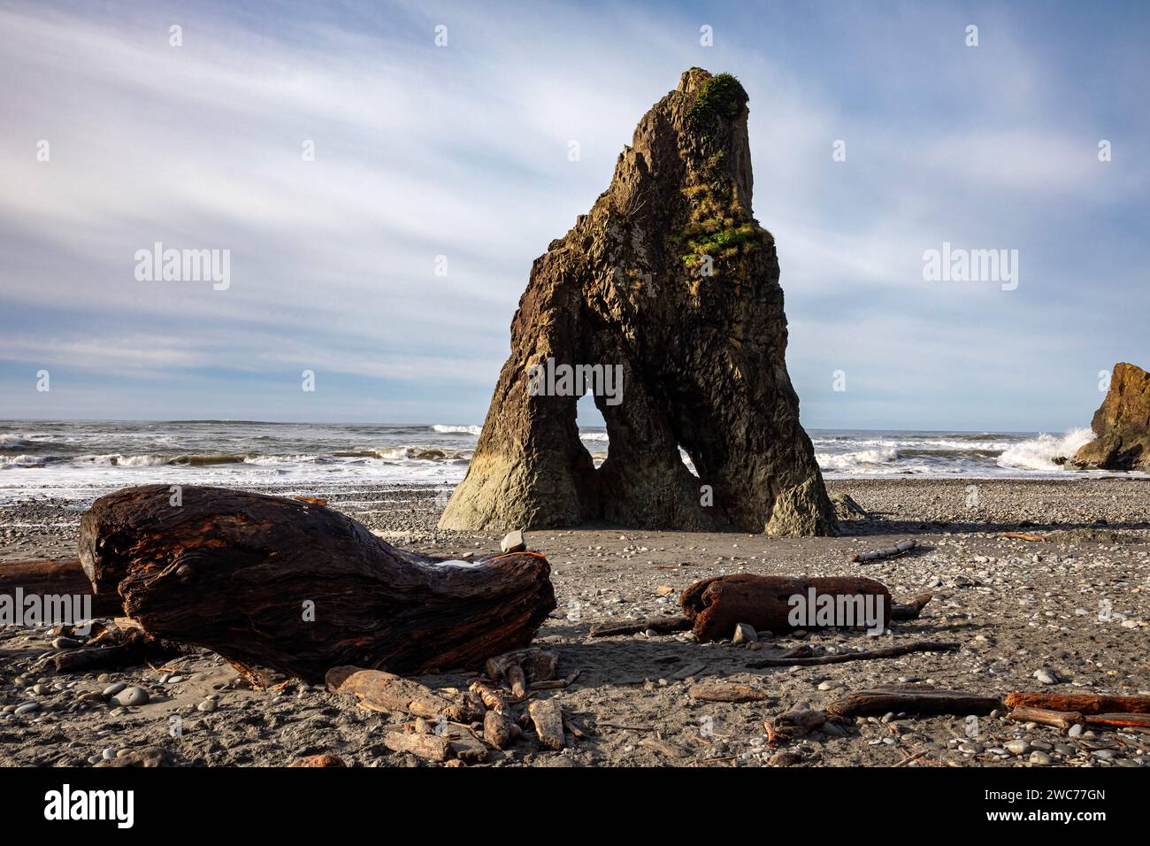 WA25000-00...WASHINGTON - Seestapel und Treibholz am Ruby Beach an der Pazifikküste im Olympic National Park. Stockfoto