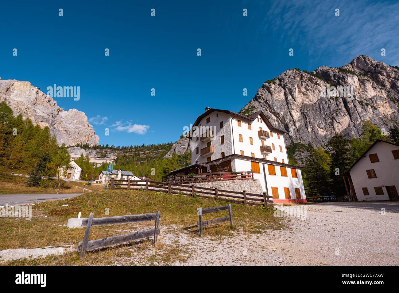 Hotel in Chiesa di Pian di Falzarego, nur wenige Haarnadeln unterhalb des Falzarego-Gebirgspasses in den Dolomiten Italiens Stockfoto