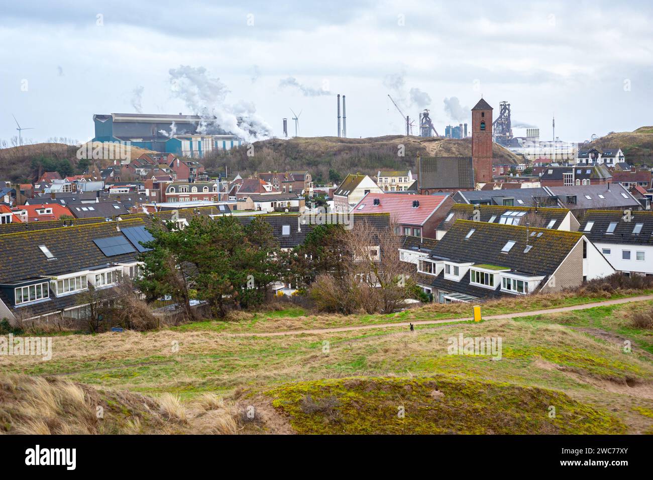 Blick auf das Küstendorf Wijk aan Zee, Niederlande mit Stahlwerk im Hintergrund Stockfoto