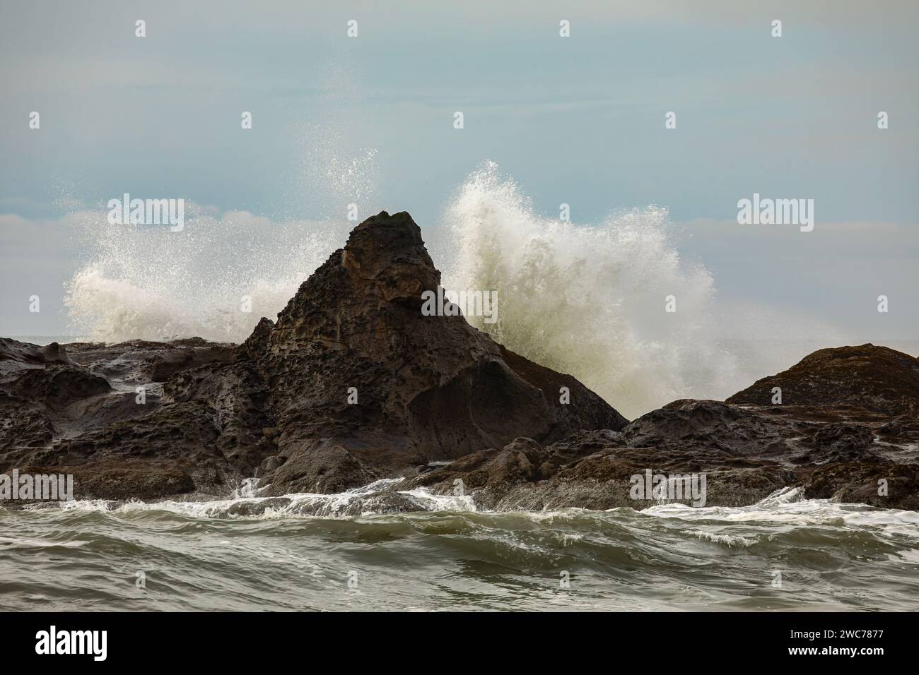 WA25014-00...WASHINGTON - Surf Breaking on Rocks on the Pacific Coast at Beach 4 im Olympic National Park. Stockfoto