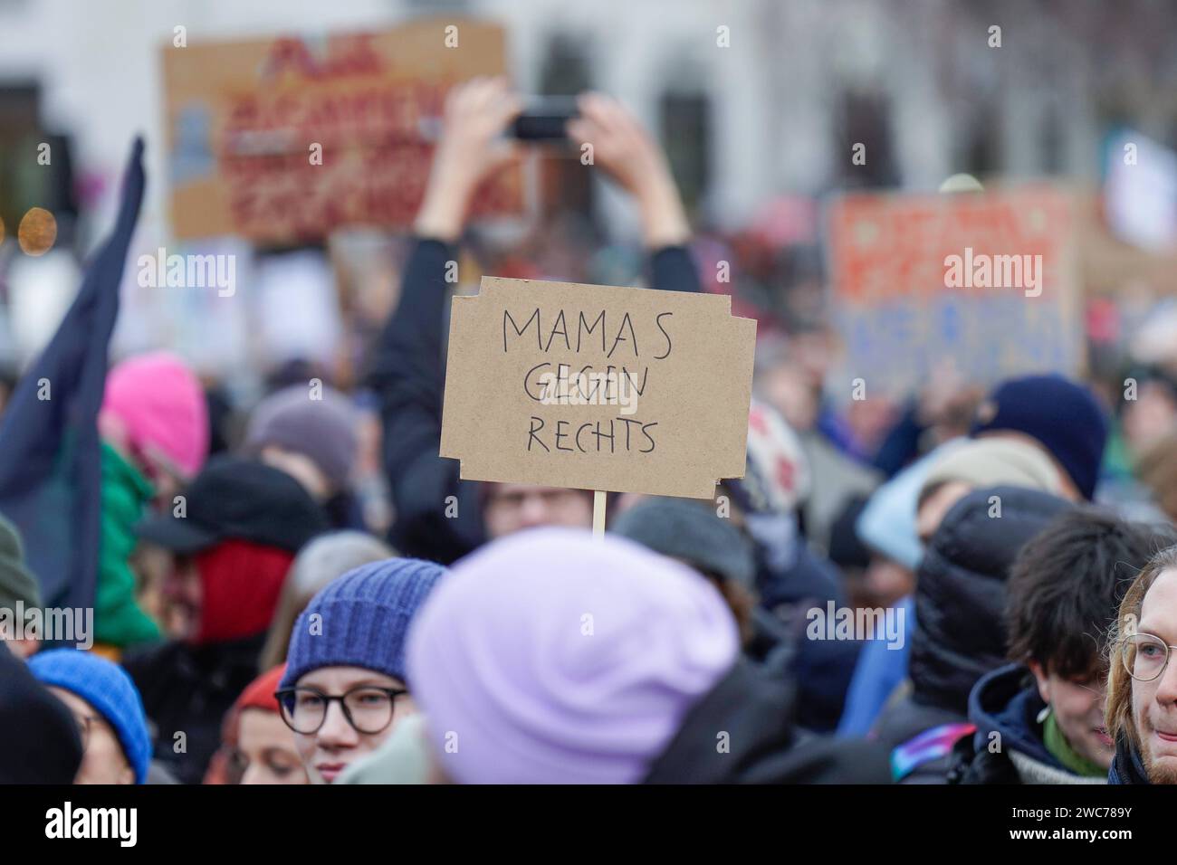 Freitag für die Zukunft Berlin demonstriert gegen rechts Freitag für die Zukunft Berlin demonstriert gegen rechtsextremistisches, völkisches und demokratiefeindliches Gedankengut auf dem Pariser Platz in Berlin Berlin Berlin Berlin GER *** Freitag für die Zukunft Berlin demonstriert gegen die rechten Freitag für die Zukunft Berlin demonstriert gegen Rechtsextremisten, nationalistische und antidemokratische Ideen auf dem Pariser Platz in Berlin Berlin Berlin GER Stockfoto