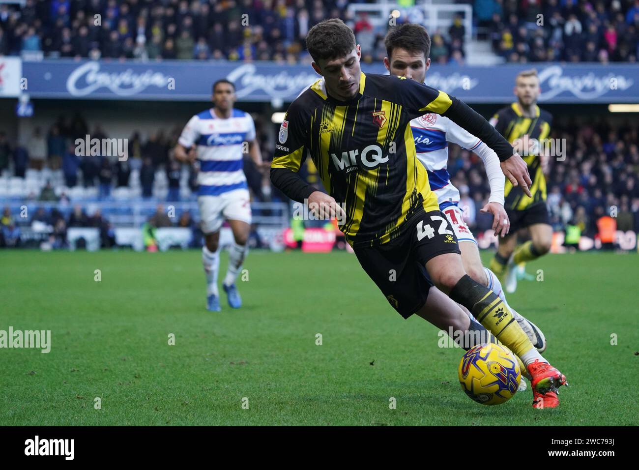 LONDON, ENGLAND – 14. JANUAR: James Morris aus Watford unter Druck von Paul Smyth von QPR während des Sky Bet Championship-Spiels zwischen Queens Park Rangers und Watford in der Loftus Road am 14. Januar 2024 in London. (Foto: Dylan Hepworth/MB Media) Stockfoto