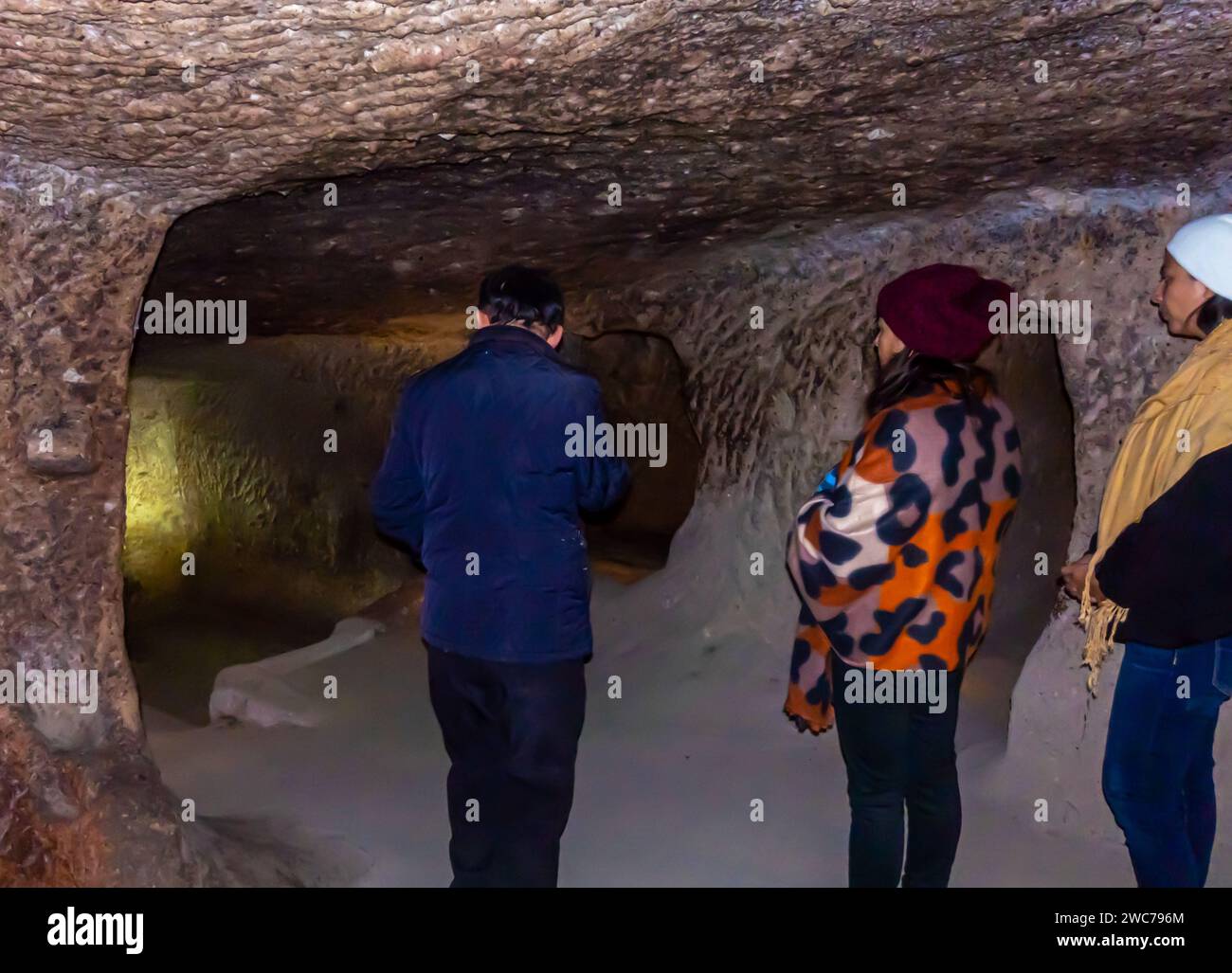 Touristen mit Reiseleiter in Kaymakli unterirdische Stadt Kappadokien Stockfoto