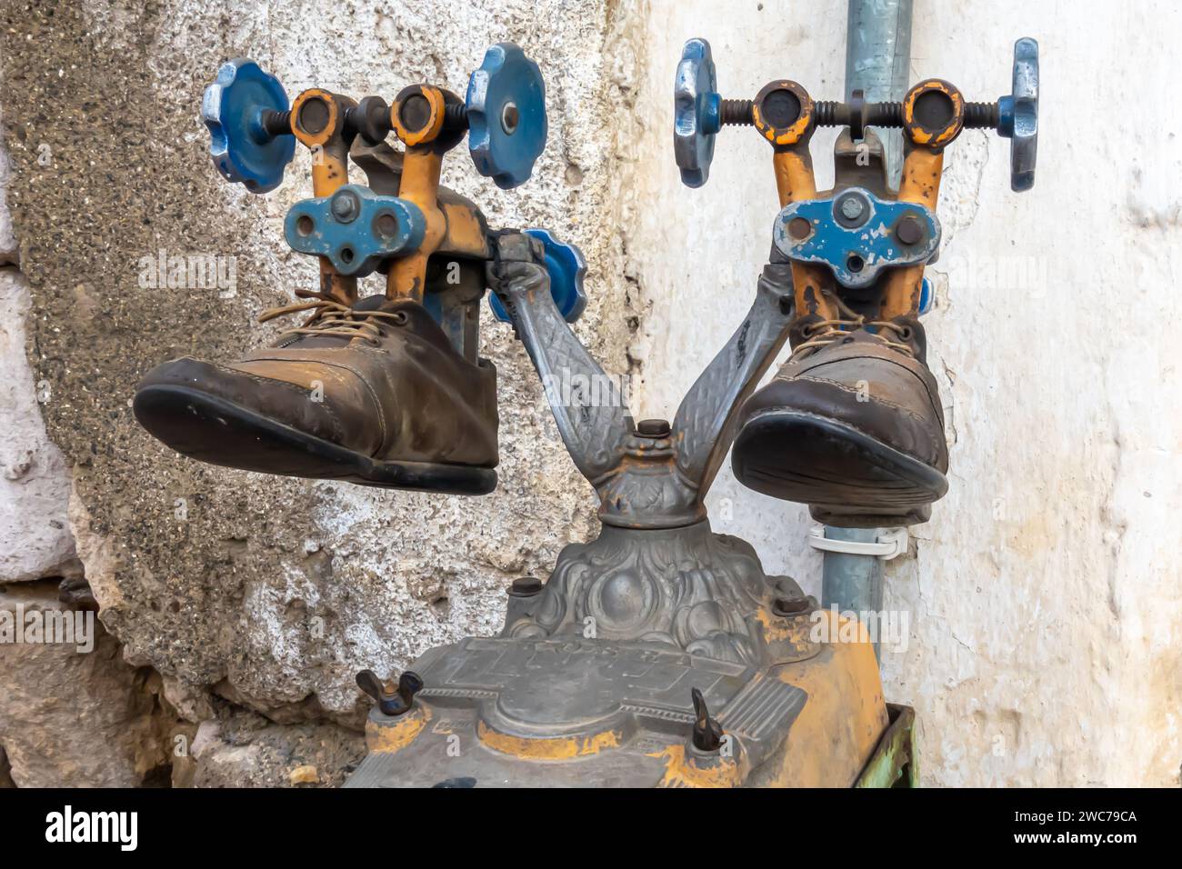 Schuhreparatur traditionelle türkische Werkstatt. Schuhreparaturmaschine und Service auf der Straße in Uchisar Türkei Stockfoto
