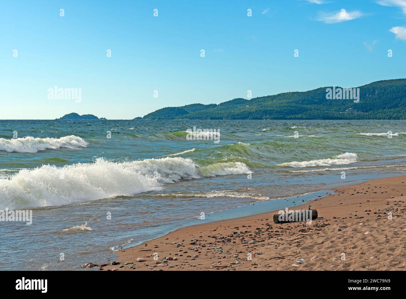 Windiger Tag an den Großen Seen in der Agawa Bay am Lake Superior in Ontario Stockfoto