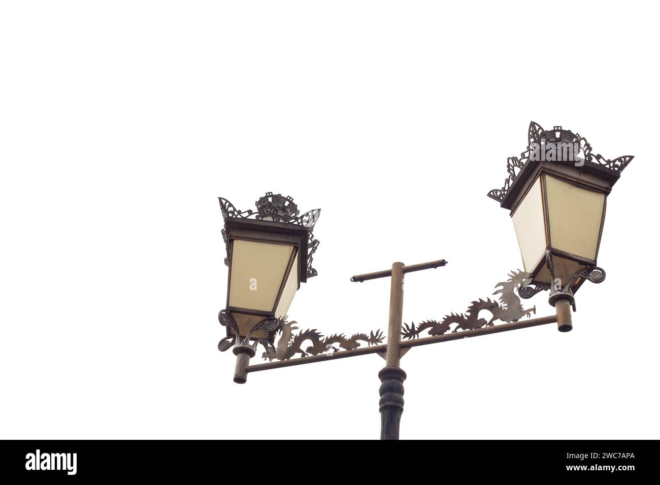 Details von Straßenlaternen aus Metall mit Drachenmotiven in der kaiserlichen Stadt Huế, Vietnam Stockfoto