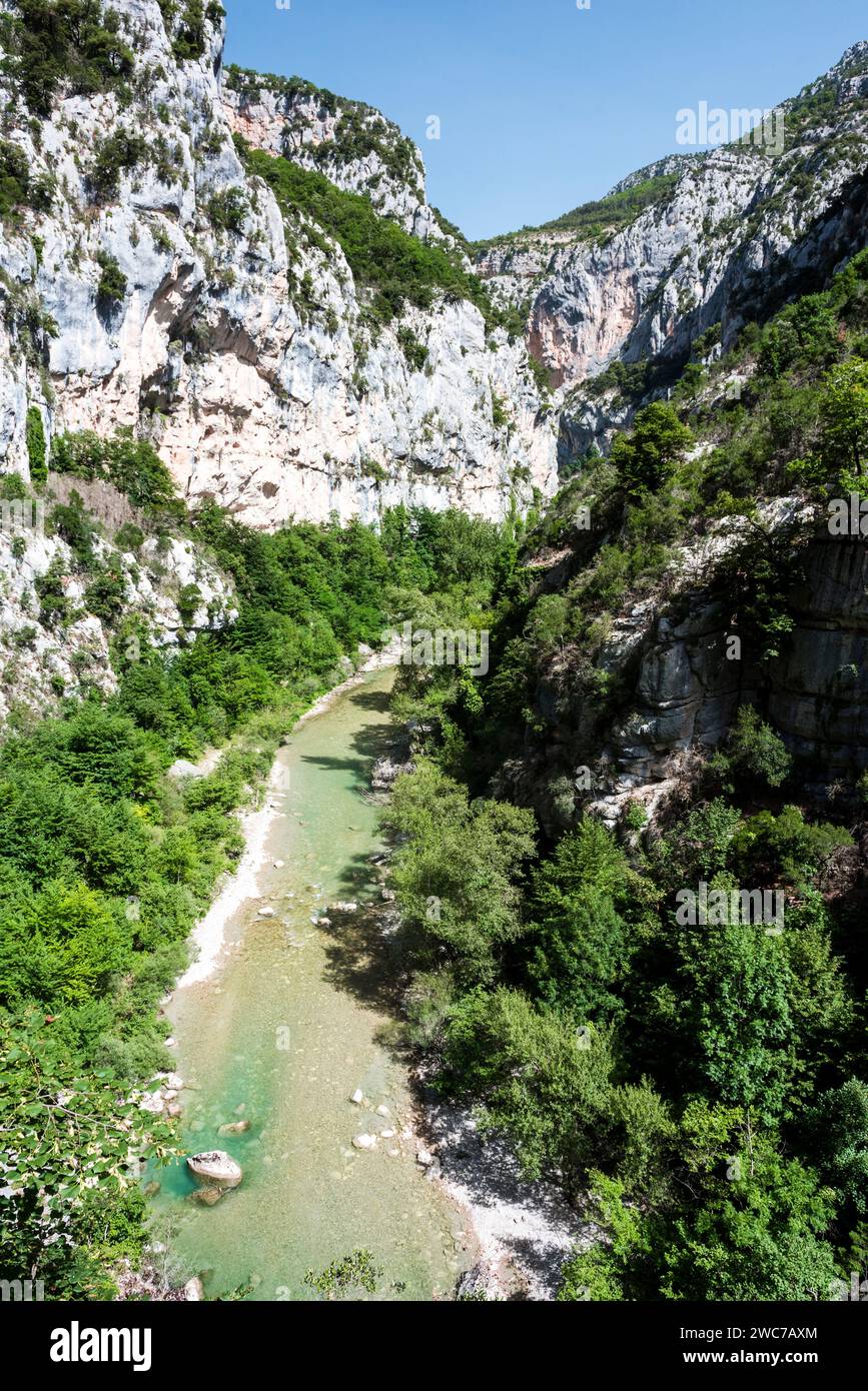 Der verdon River fließt am Boden eines Canyons Stockfoto