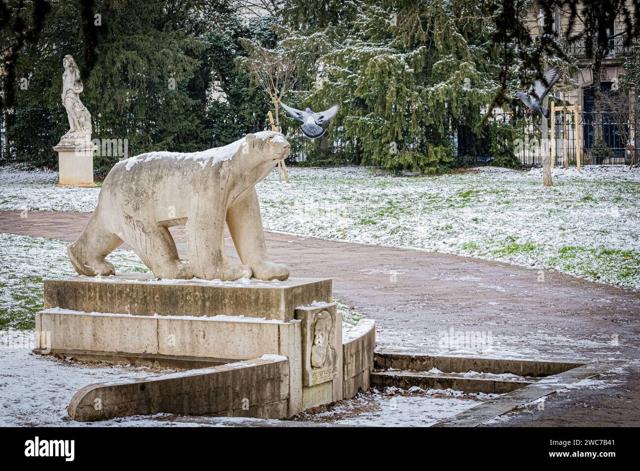 Frankreich, Dijon, 10. Januar 2024, Steinskulptur des Bären im Darcy-Garten. Geschaffen von Henry Martinet in Hommage an Francois Pompon. In der Kälte o Stockfoto