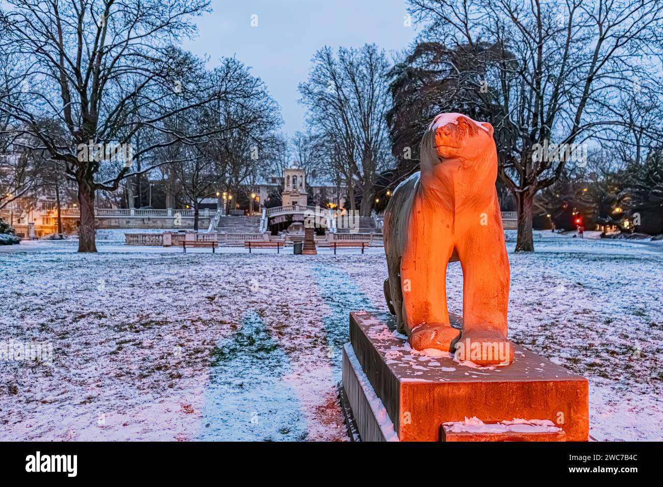Frankreich, Dijon, 10. Januar 2024, Steinskulptur des Bären im Darcy-Garten. Geschaffen von Henry Martinet in Hommage an Francois Pompon. In der Kälte o Stockfoto