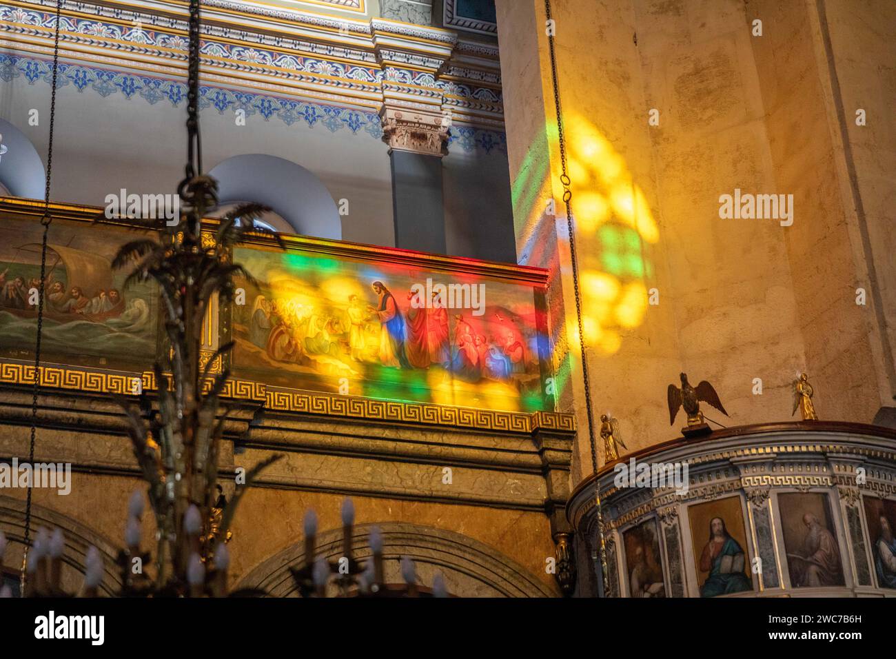 Die Fresken und das architektonische Erscheinungsbild des Innenraums der griechisch-orthodoxen Kirche Hagia Triada in Taksim, Istanbul, Türkei. Stockfoto