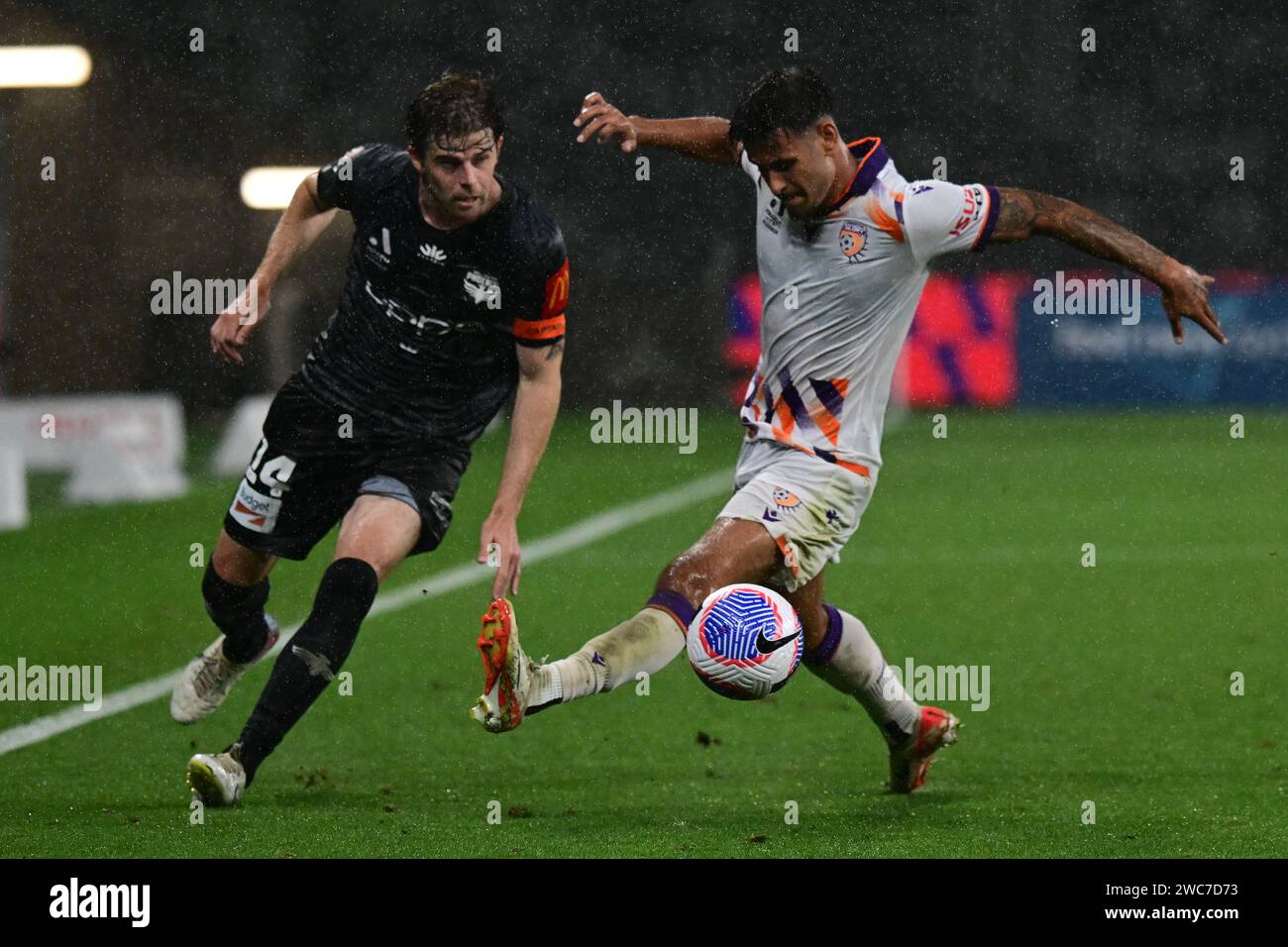 Parramatta, Australien. Januar 2024. Alex Arthur Rufer (L) vom Team Wellington Phoenix FC und Riley Charles Warland (R) vom Perth Glory FC wurden während der Isuzu UTE A-League-Saison in der Unite Round zwischen Perth Glory und Wellington Phoenix im CommBank Stadium gesehen. Endpunktzahl: Wellington Phoenix 4:3 Perth Glory. Quelle: SOPA Images Limited/Alamy Live News Stockfoto