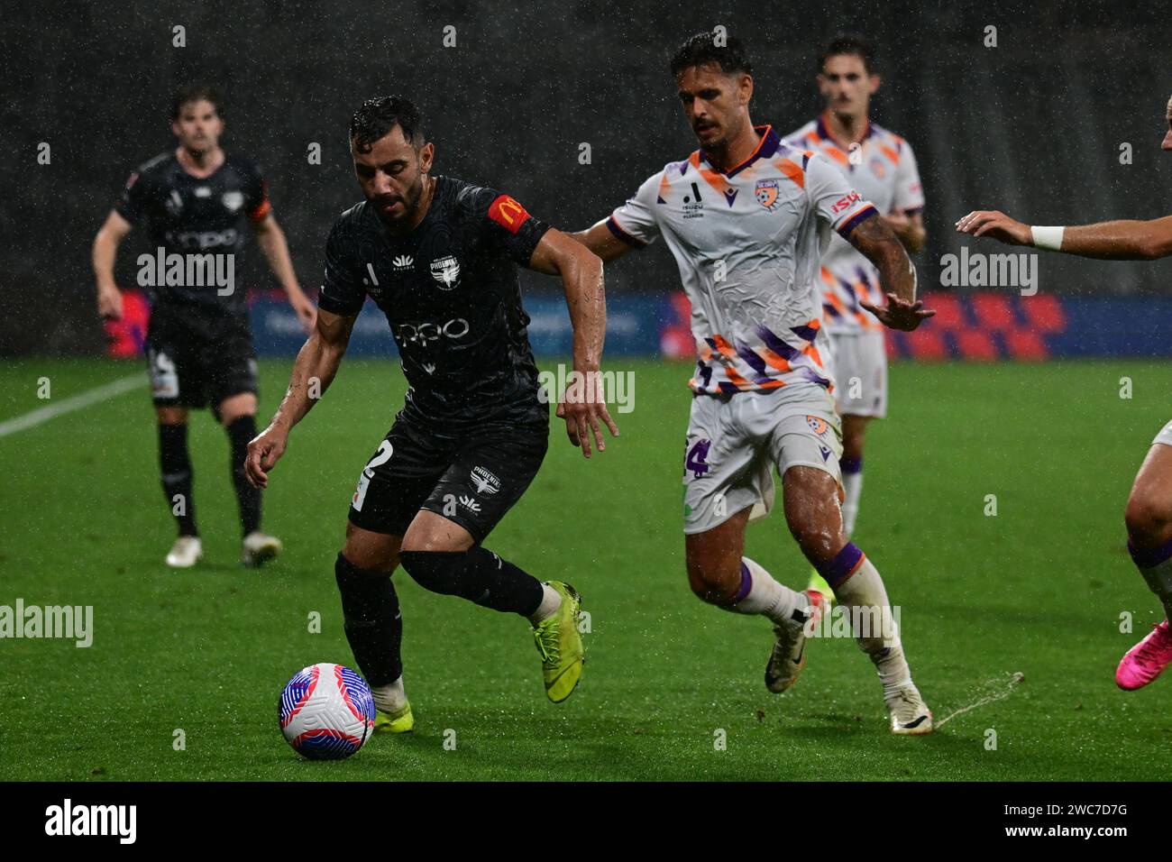 Parramatta, Australien. Januar 2024. Alex Arthur Rufer (L) vom Team Wellington Phoenix FC und Riley Charles Warland (R) vom Perth Glory FC wurden während der Isuzu UTE A-League-Saison in der Unite Round zwischen Perth Glory und Wellington Phoenix im CommBank Stadium gesehen. Endpunktzahl: Wellington Phoenix 4:3 Perth Glory. Quelle: SOPA Images Limited/Alamy Live News Stockfoto