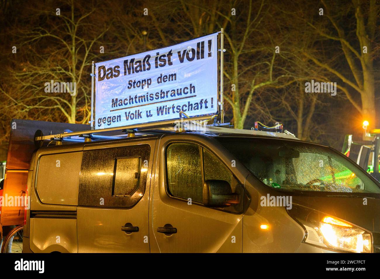 Berlin, Straße des 17. Juni, 14.01.2024, Bauerndemonstration mit Treckern auf der Straße des 17. Juni Bild: Bauerndemonstration mit Treckern auf der Straße des 17. Juni, Bauernproteste bei Nacht auf der Straße des 17. Juni vor dem Brandenburger Tor. Das Maß ist voll, Stopp dem Machtmissbrauch, gegen Volk u. Wirtschaft *** Berlin, Straße des 17 Juni, 14 01 2024, Bauernvorführung mit Traktoren auf der Straße des 17 Juni Bildervorführung mit Traktoren auf der Straße des 17 Juni, Bauernproteste in der Nacht auf der Straße des 17. Juni vor dem Brandenburger Tor die Maßnahme ist voll. Stockfoto