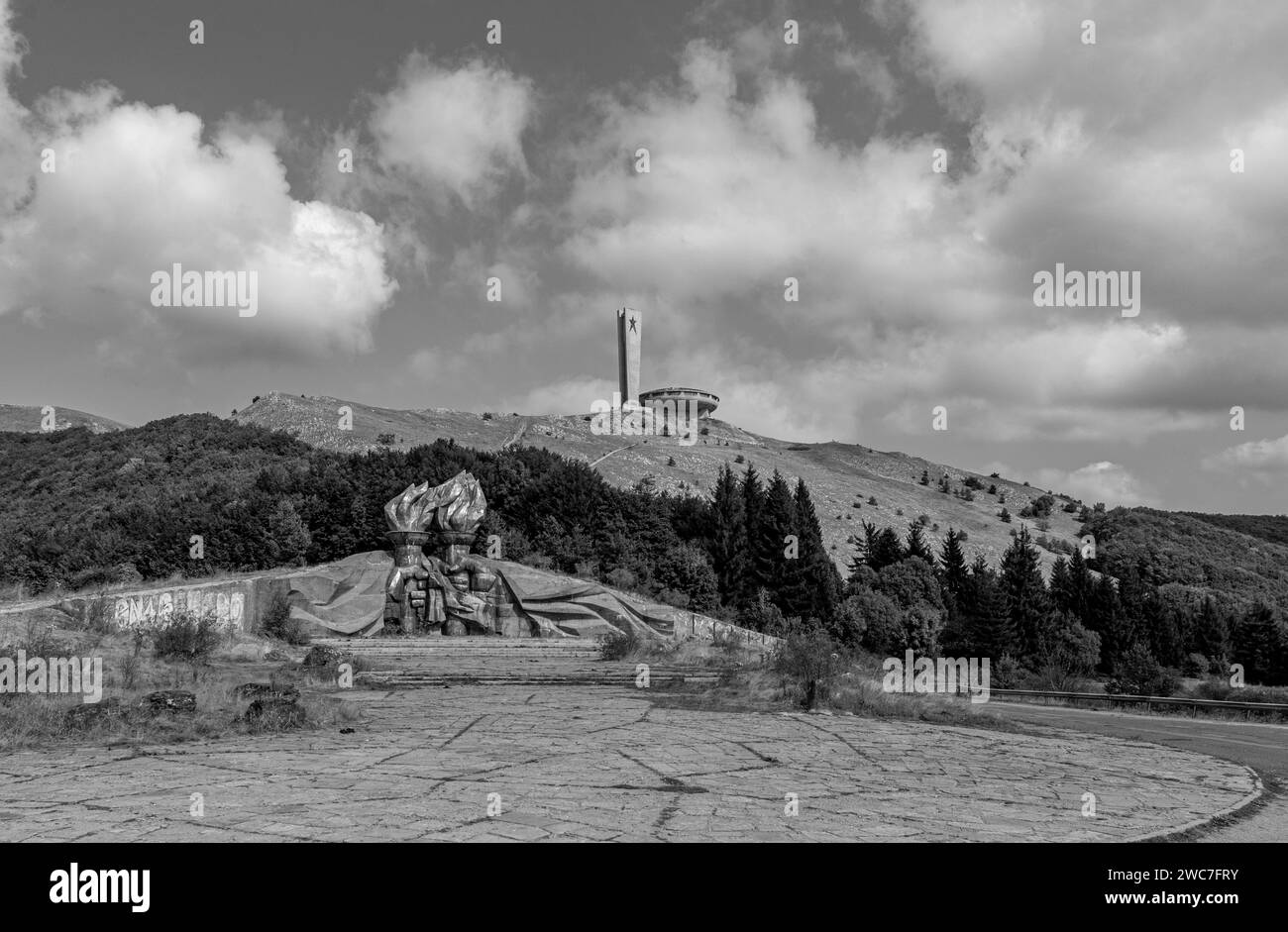 Ein majestätisches Denkmal steht stolz auf einem Hügel mit Blick auf die atemberaubende Landschaft des Berges Stockfoto