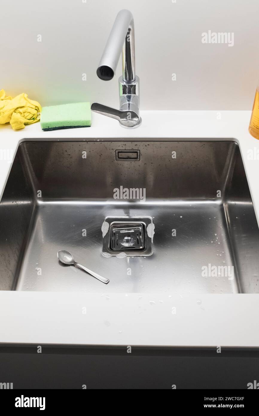 Schmutziges Edelstahl-Waschbecken in einer Wohnküche Stockfoto