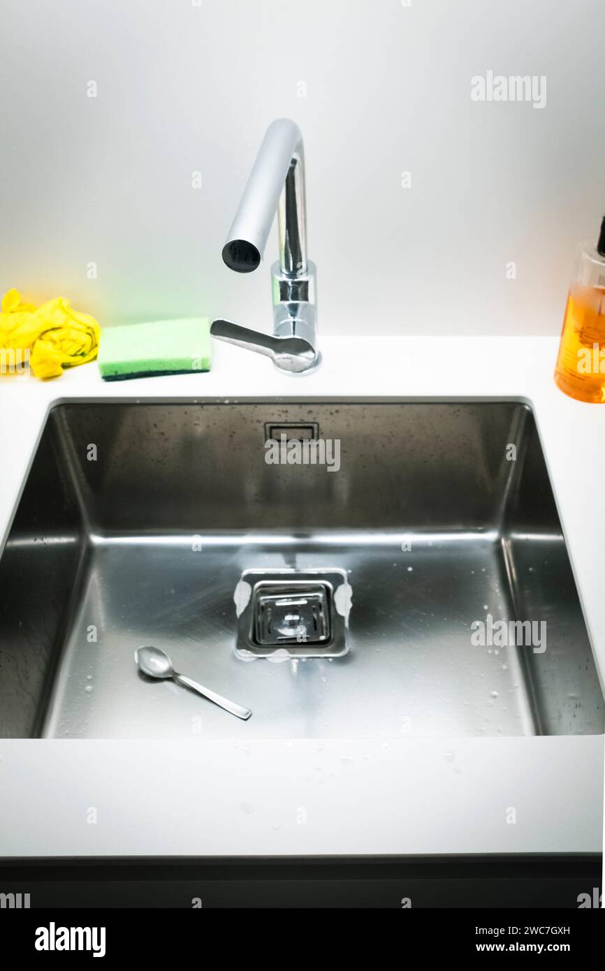 Schmutziges Edelstahl-Waschbecken in einer Wohnküche Stockfoto