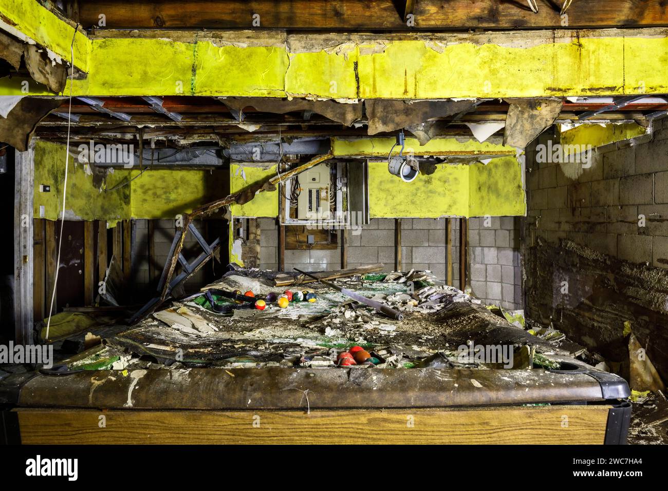 Ein Billardtisch in einem schimmeligen und verfaulenden Keller in einem verlassenen Haus. Stockfoto