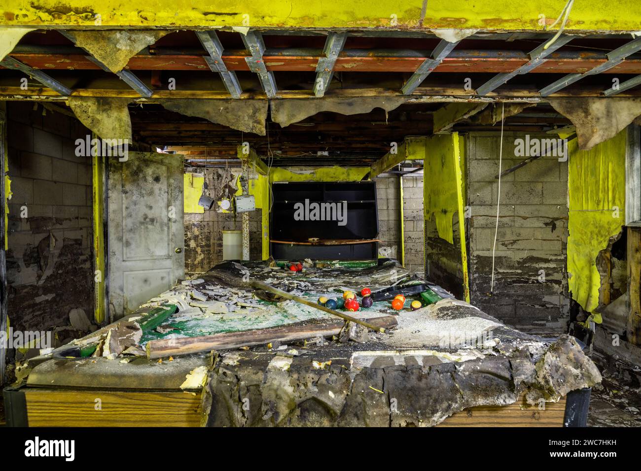 Ein Billardtisch in einem schimmeligen und verfaulenden Keller in einem verlassenen Haus. Stockfoto