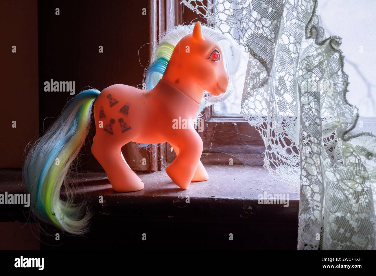 Ein Kinderspielzeug My Little Pony (von Hasbro hergestellt), das auf einem Fenstervorsprung sitzt. Stockfoto