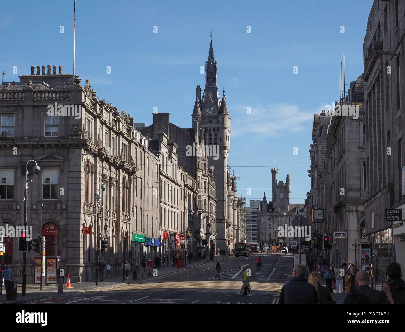 ABERDEEN, Großbritannien - 14. SEPTEMBER 2023: Menschen in der Union Street Stockfoto