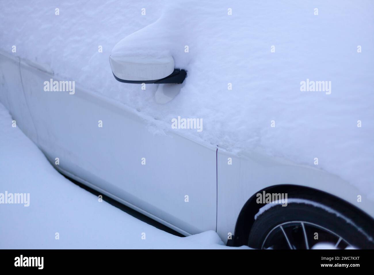 Winter. Weißes Auto unter dem Schnee. Nahaufnahme. Winter Schwierigkeitsgrad Konzept Stockfoto