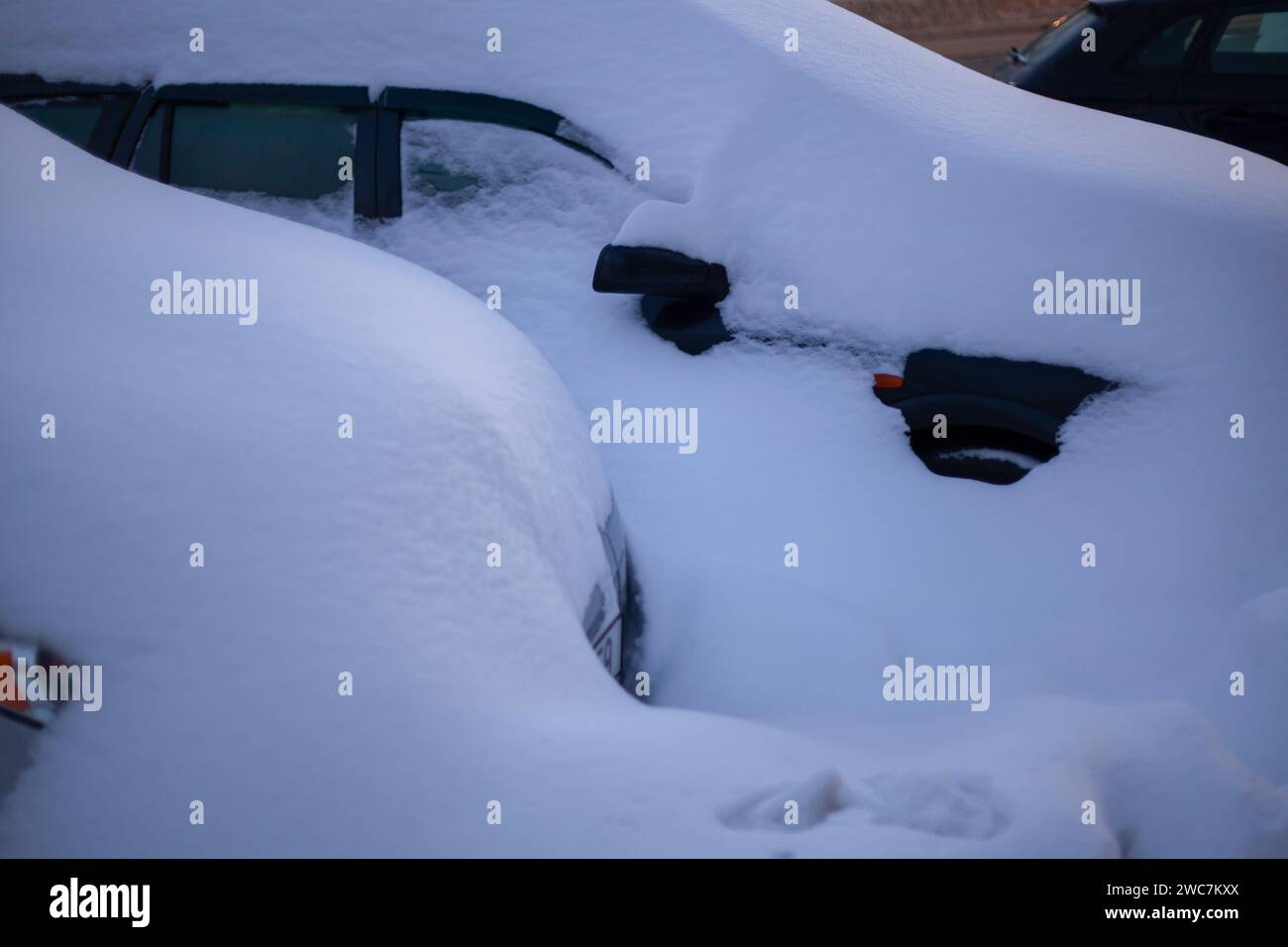 Winterparkplätze. Autos unter einer Schneeschicht. Städtische Schwierigkeiten. Transport- und Transportkonzept im Winter. Stockfoto