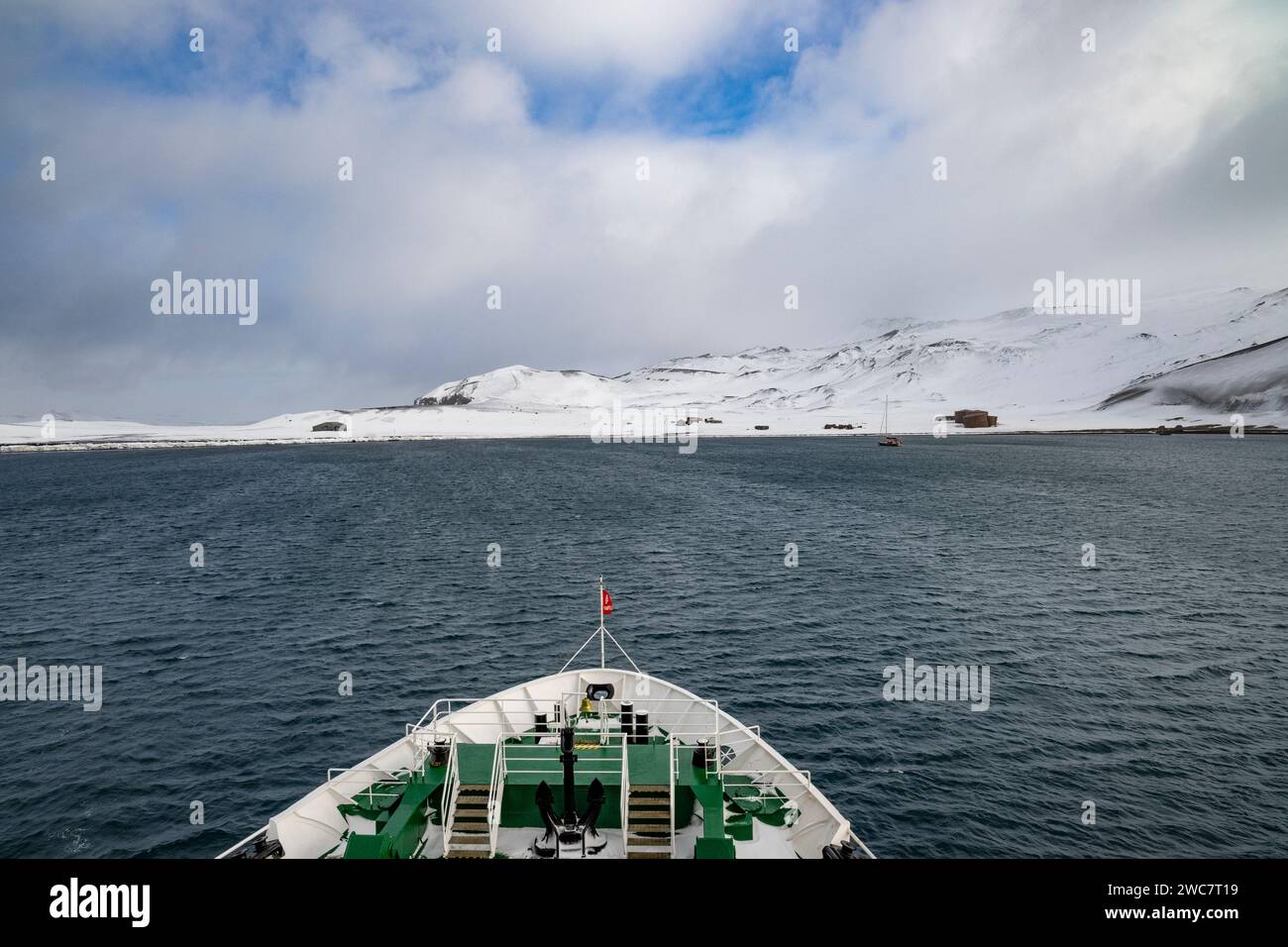 Täuschungsinsel, South Shetland Islands, sicherer Naturhafen, in der Caldera eines aktiven Vulkans, Ruinen einer Walfangstation, Expeditionsschiff Schiff Schiff Stockfoto