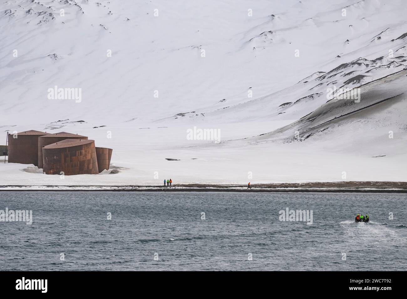 Täuschungsinsel South Shetland Islands sicherer natürlicher Hafen in der Caldera einer aktiven Vulkanruine einer Walfangstation, Zodiacs from Expedition Stockfoto