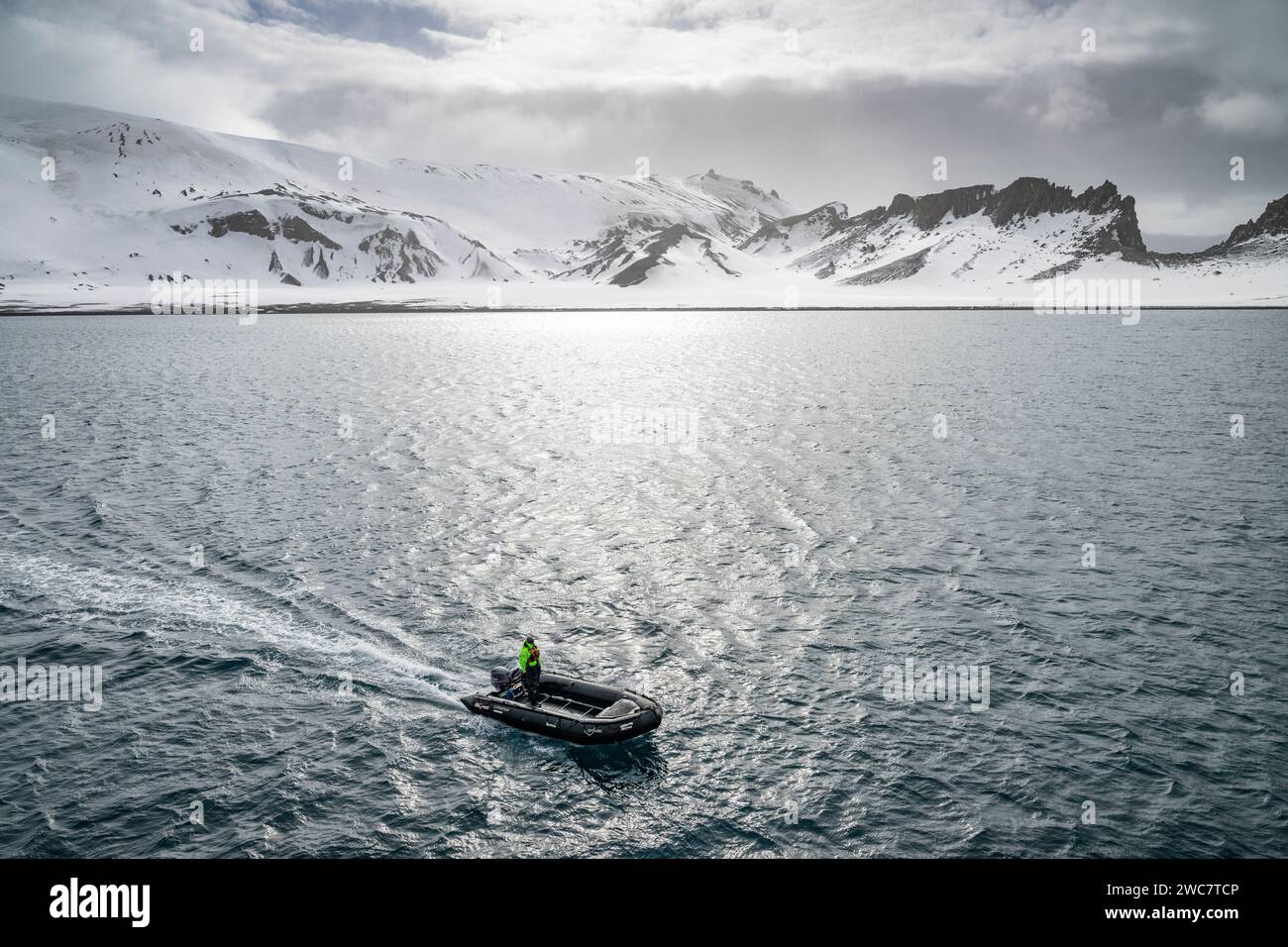 Täuschungsinsel South Shetland Islands sicherer natürlicher Hafen in der Caldera einer aktiven Vulkanruine einer Walfangstation, Zodiacs from Expedition Stockfoto