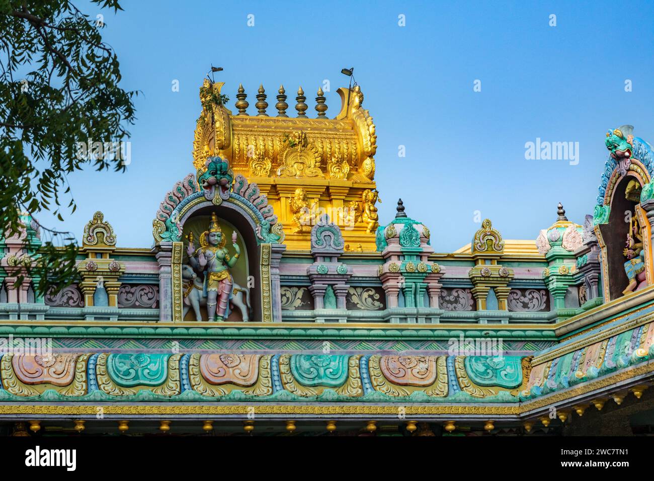 Farbenfrohe Fruchtbarkeitsgottesstatuen auf dem Karukathamman Tempel, Mahabalipuram, Tamil Nadu, Südindien Stockfoto