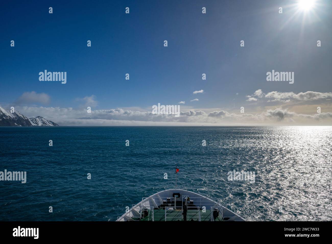 Elephant Island felsiges Ufer und hohe schneebedeckte Gipfel, Gadventures Schiff Expedition nähert sich der Insel, ungewöhnlich sonniger Tag Stockfoto