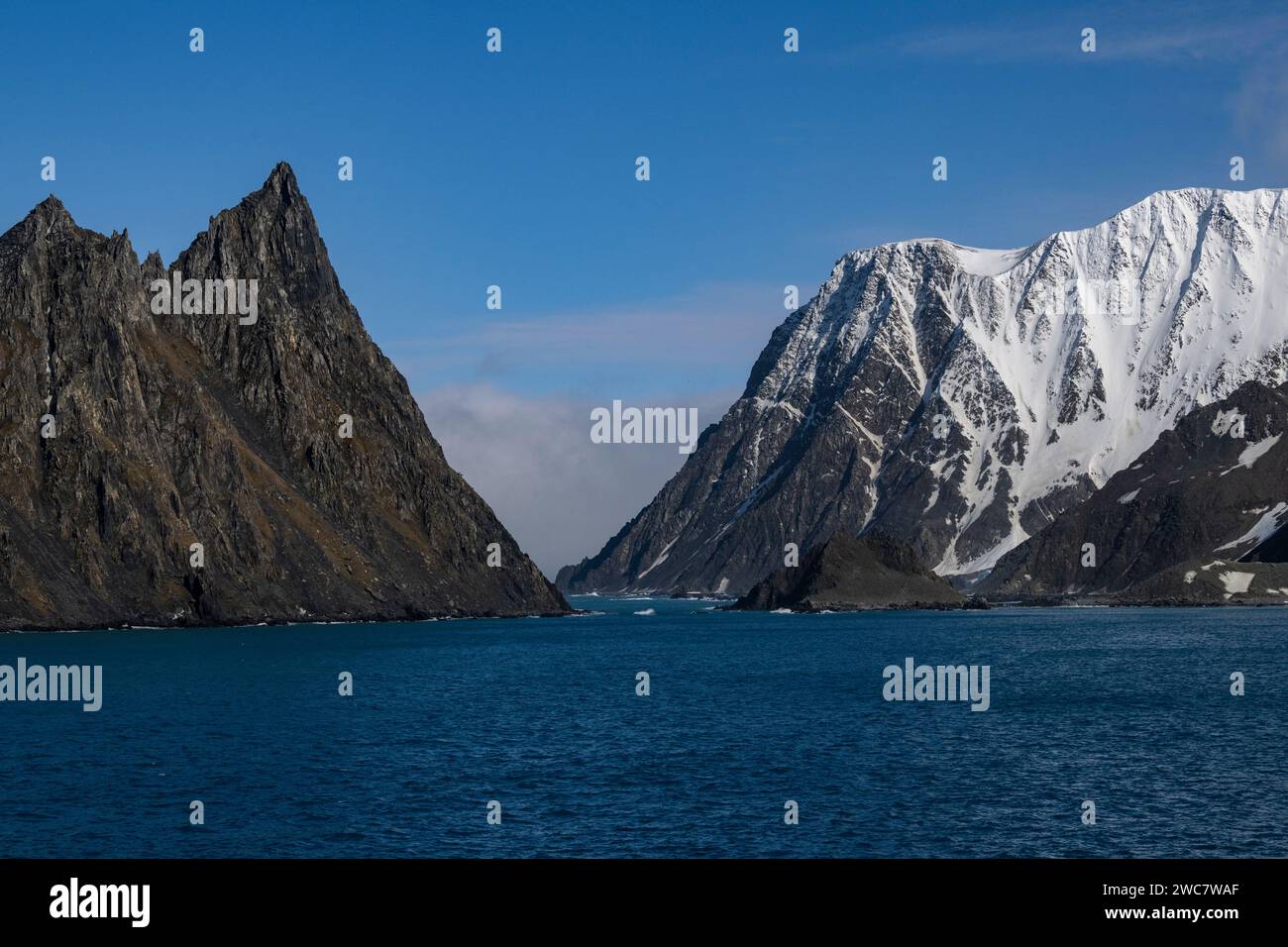 Die felsige Küste von Elephant Island und die hohen schneebedeckten Gipfel, die Küste mit Sternzeichen, Rowett Island und Cape Lookout, steil aufragende Klippen aus dem Ozean Stockfoto