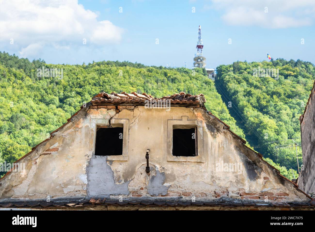 Abgenutztes altes mittelalterliches Architekturgebäude in der Stadt Brasov, Rumänien. Stockfoto