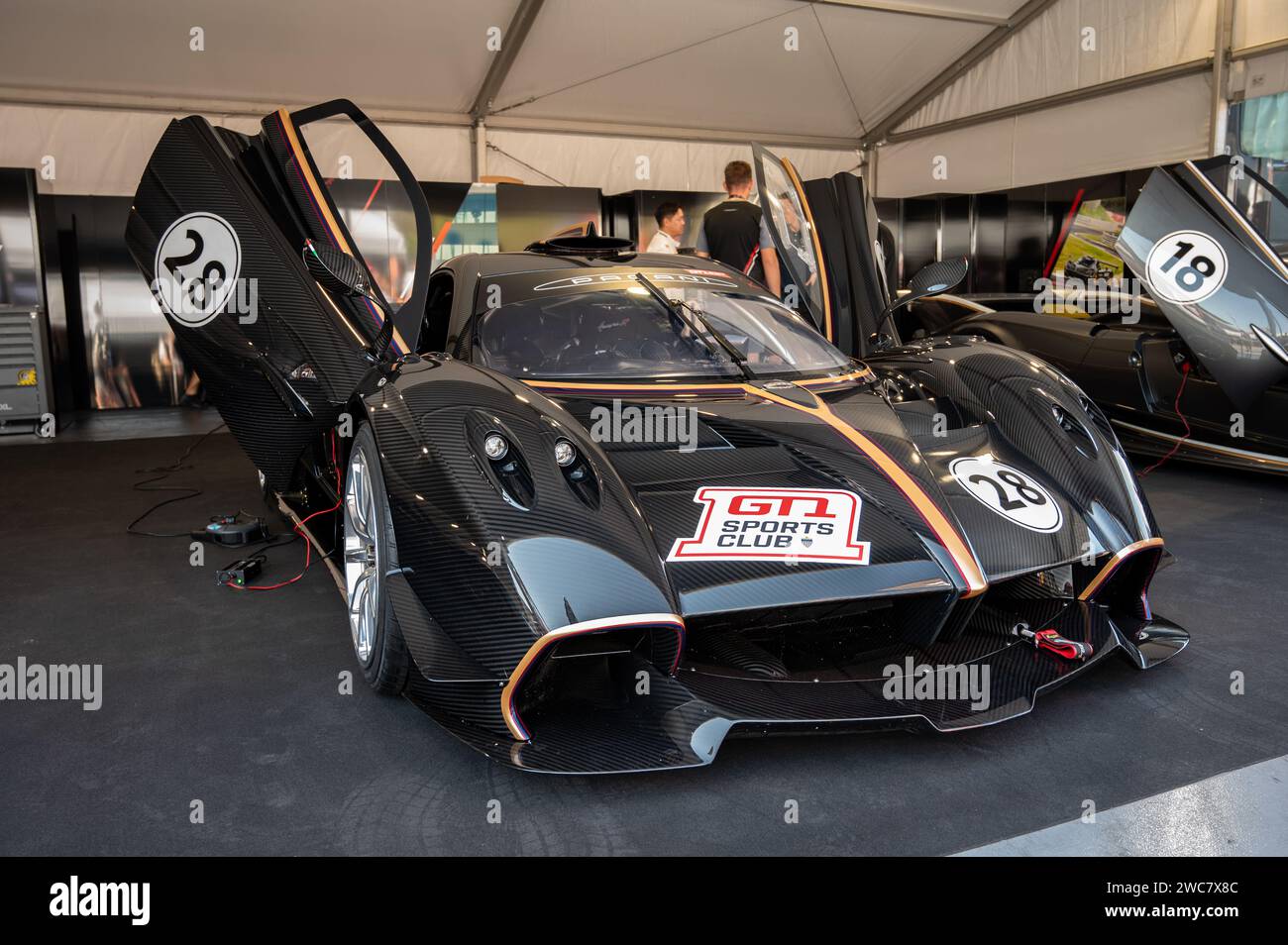Vorderansicht eines beeindruckenden Pagani Huayra R GT1 in Kohlefaser-Farbe mit offenen Türen Stockfoto