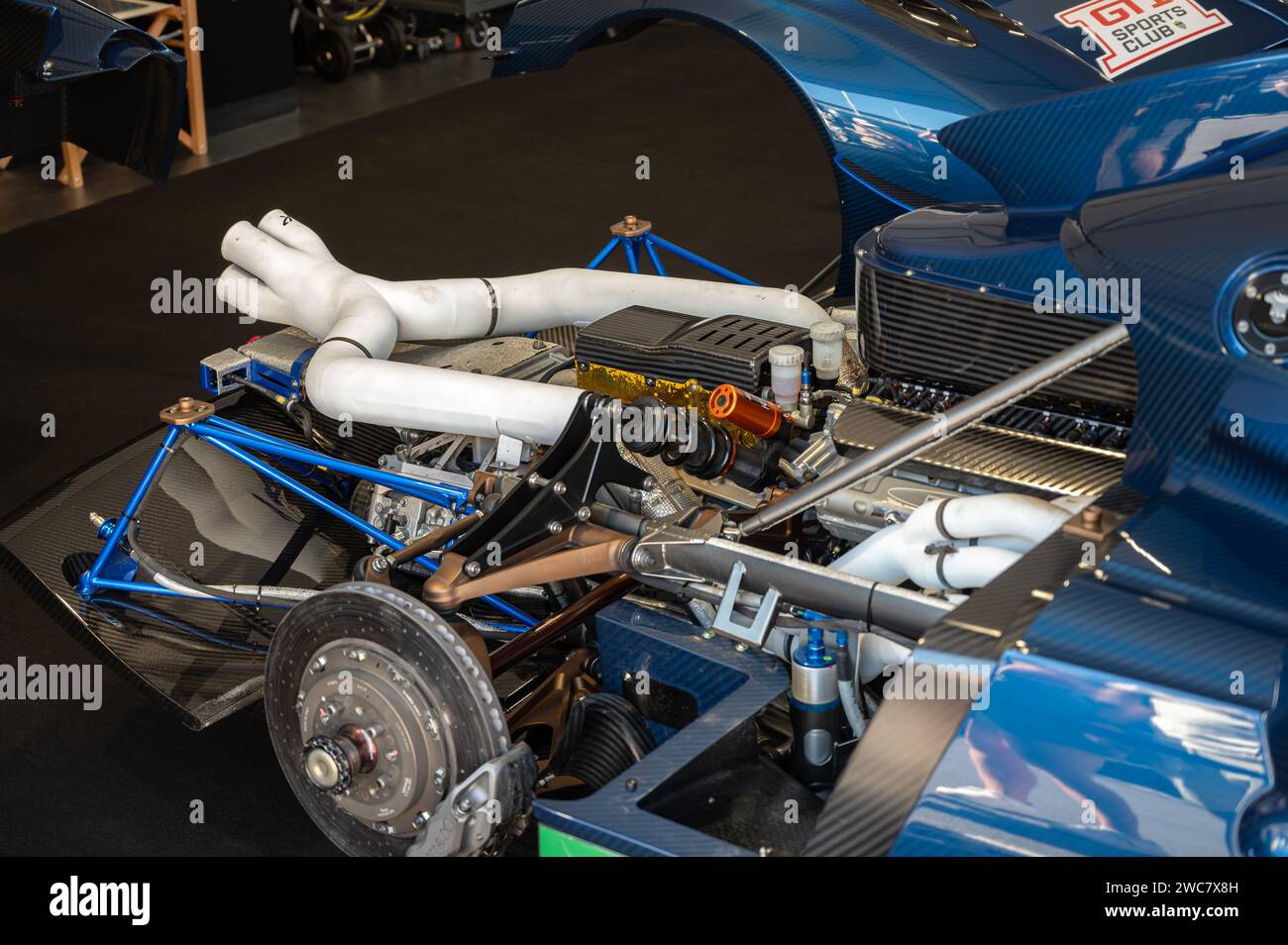 Der V12-Saugmotor im mittleren Heck eines Pagani Huayra R GT1 in strukturierter blauer Kohlefaser Stockfoto