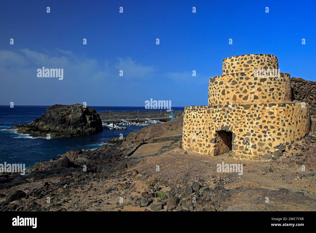 Stillgelegtes Steinbauwerk in der Nähe des Hafens, El Cotillo, Fuerteventura, November 2023 cym Stockfoto