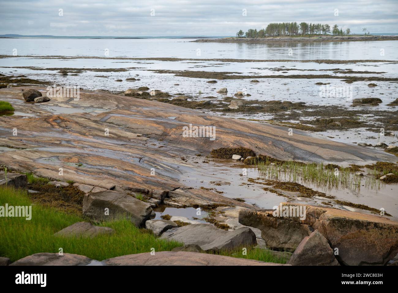 Ein Blick über eine kleine Steininsel auf der anderen Seite der Meerenge, das Weiße Meer, Russland Stockfoto