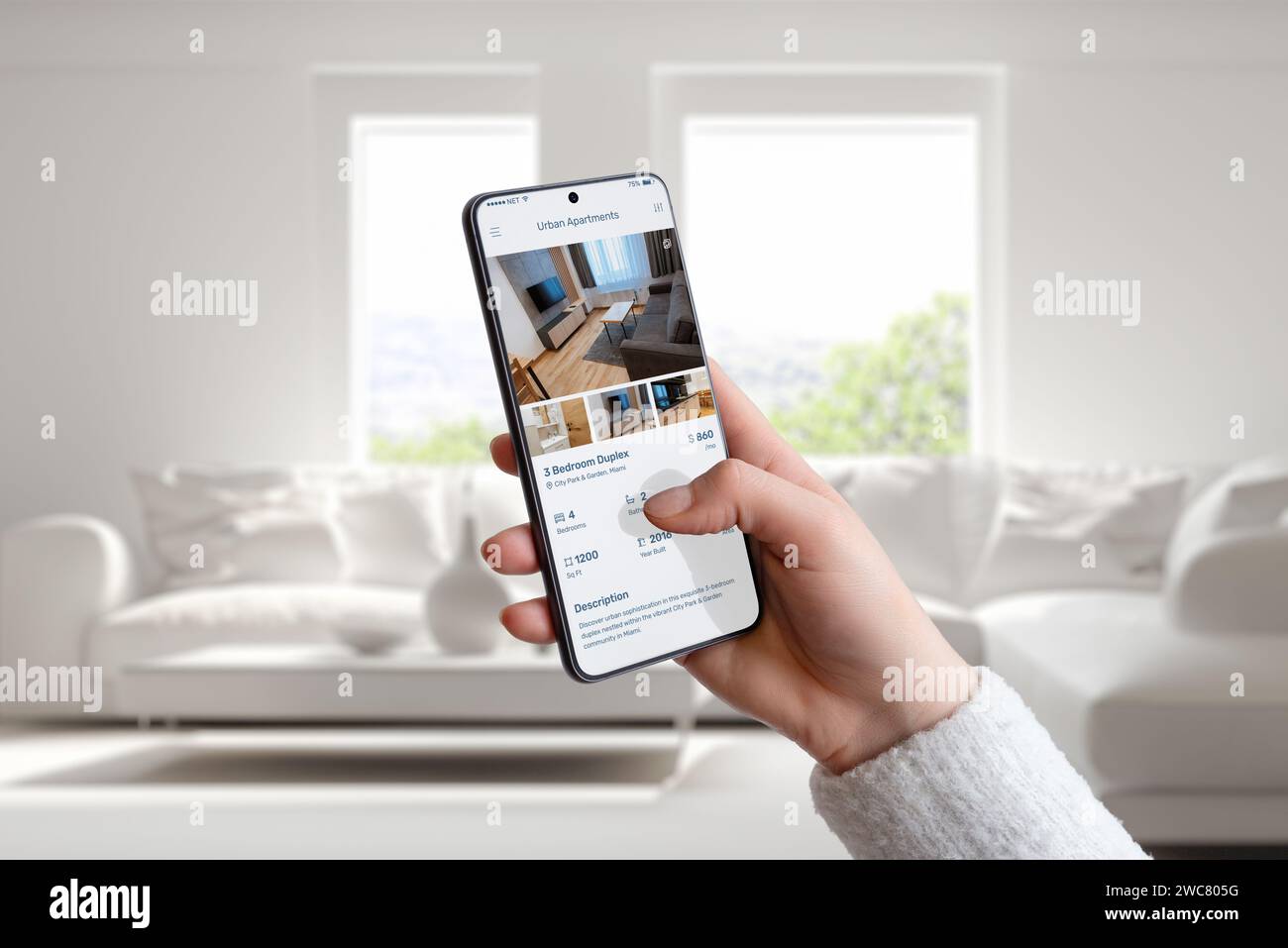 Handheld-Smartphone mit App für die Suche nach städtischen Wohnungen. Wohnraum im Hintergrund. Ideal für die Präsentation moderner Haussuche und echter Tests Stockfoto