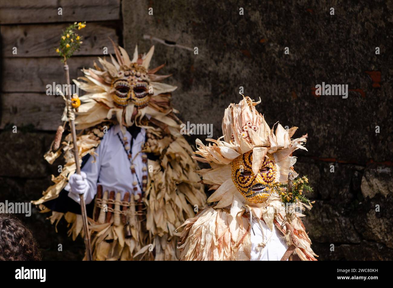 Follateiros ist eine traditionelle Karnevalsmaske aus Lobios, Ourense. Spanien Stockfoto