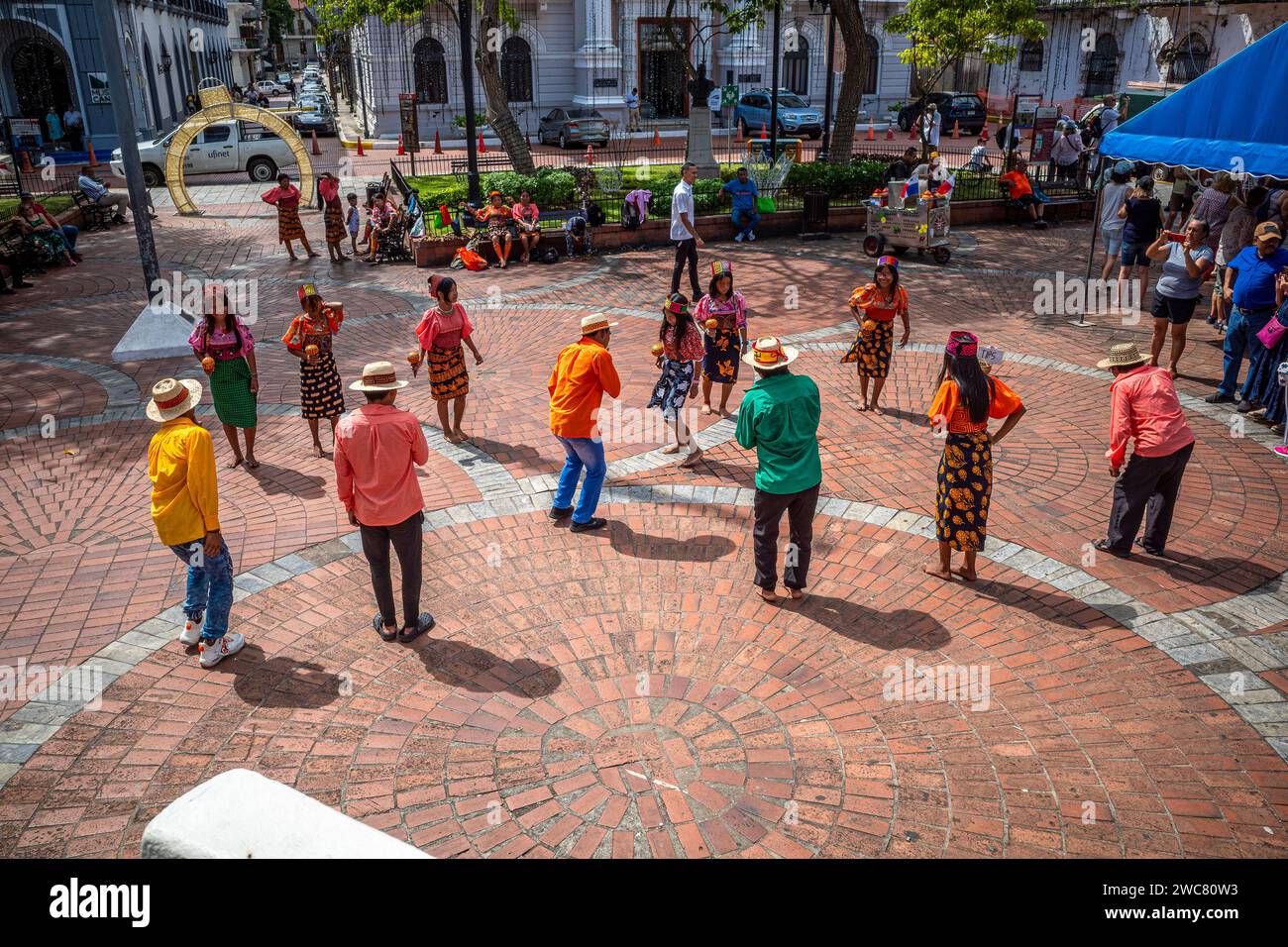 Traditioneller Tanz auf dem Cathedral plaza im alten casco viejo Panama City Stockfoto