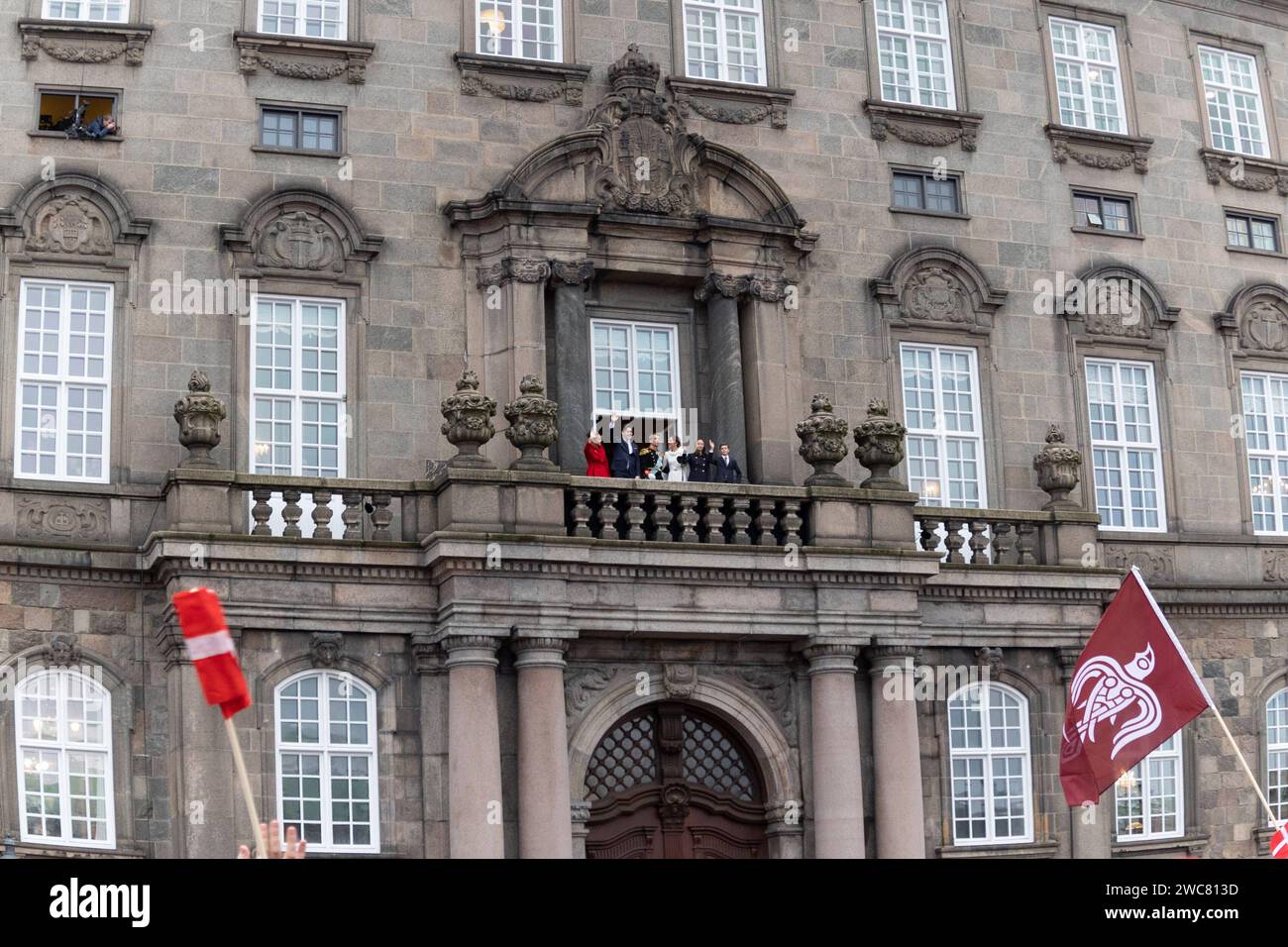 König Frederik X., Königin Maria, Kronprinz Christian, Prinzessin Isabella, Prinzessin Josephine und Prinz Vincent auf dem Balkon bei der Proklamation auf dem Christiansborg Schlossplatz in Kopenhagen am Sonntag, den 14. Januar 2024 Kopenhagen Schloss Christiansborg Dänemark Copyright: XKristianxTuxenxLadegaardxBergx 2E6A2124 Stockfoto