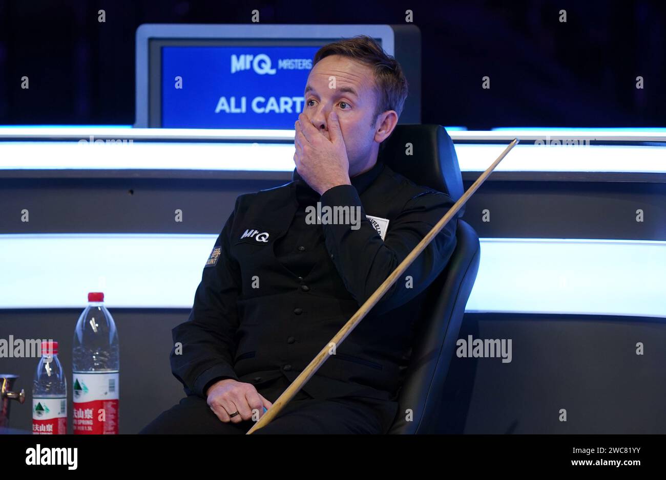 Ali Carter reagiert auf seinem Stuhl während des MrQ Masters Finales