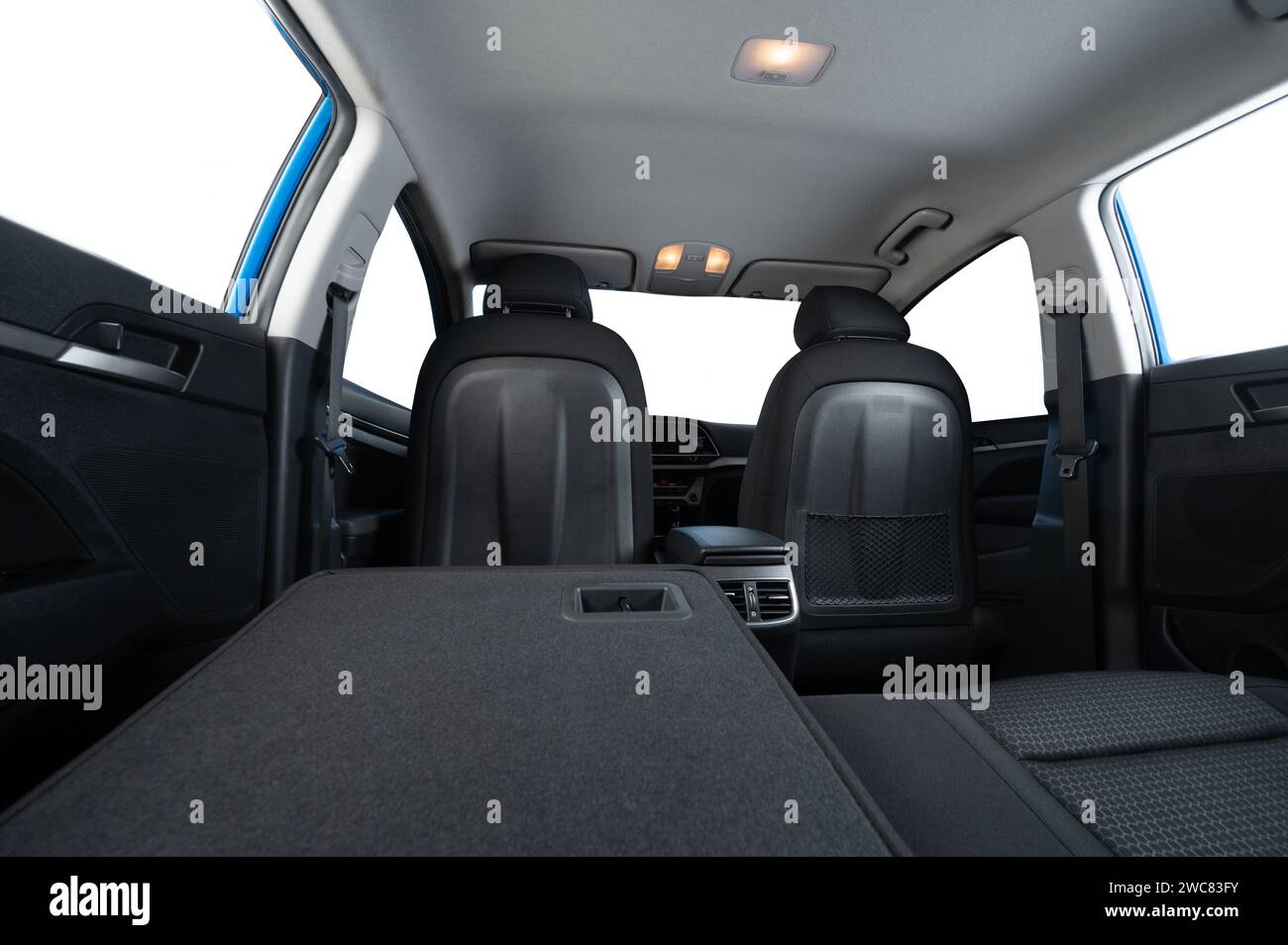 Öffnen Sie den Autositz auf der Rückseite für zusätzlichen Platz im Kofferraum mit isolierten Fenstern Stockfoto