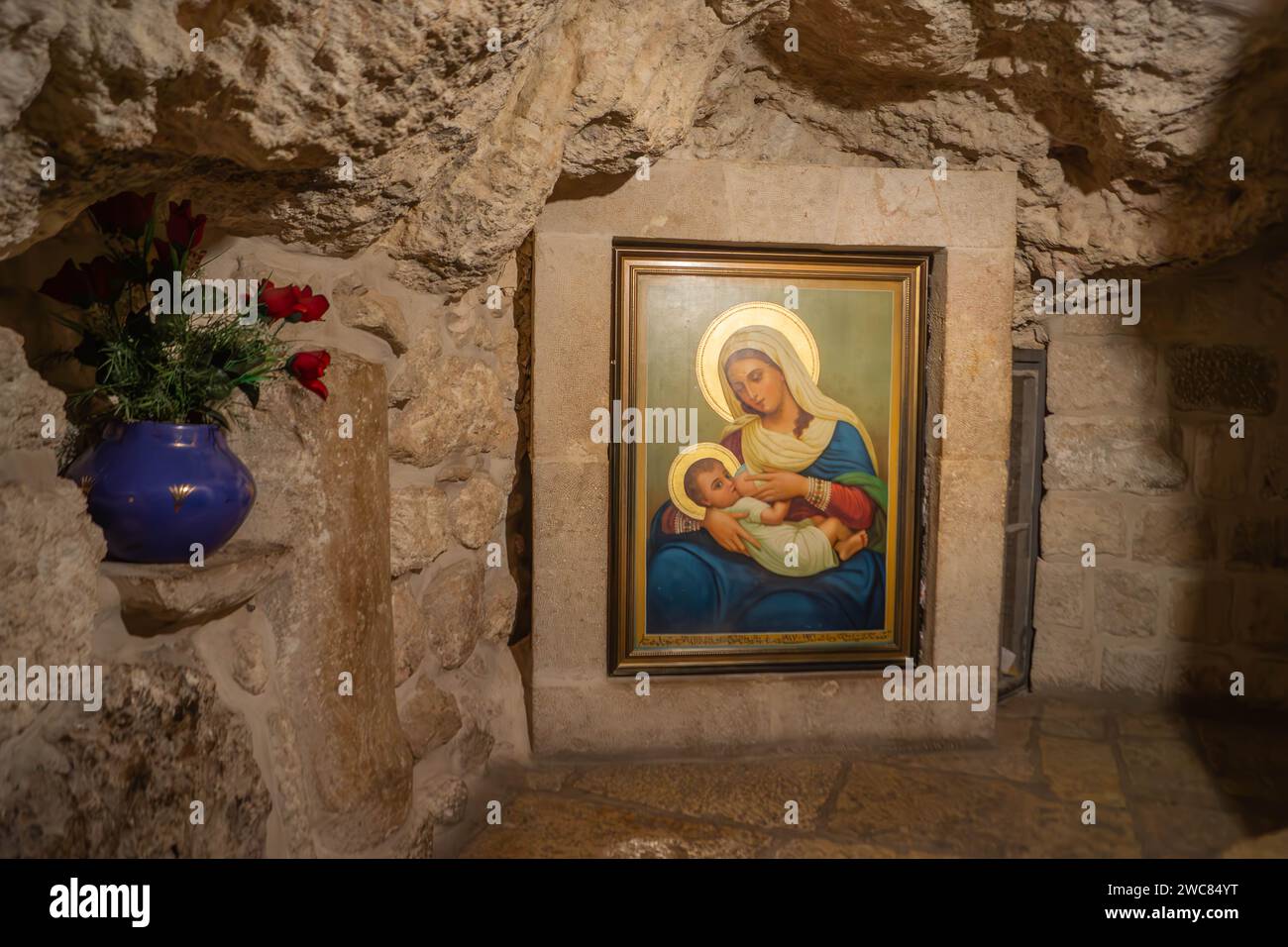 Die christliche Ikone Marias mit dem Baby Jesus Christus in der Höhle von Bethlehem, einem Geburtsort Jesu, im Westjordanland, Palästina. Stockfoto