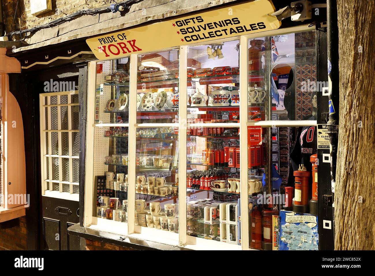 Pride of York ist ein Geschäft in den Shambles der Stadt York, das Souvenirs an Touristen verkauft. Stockfoto